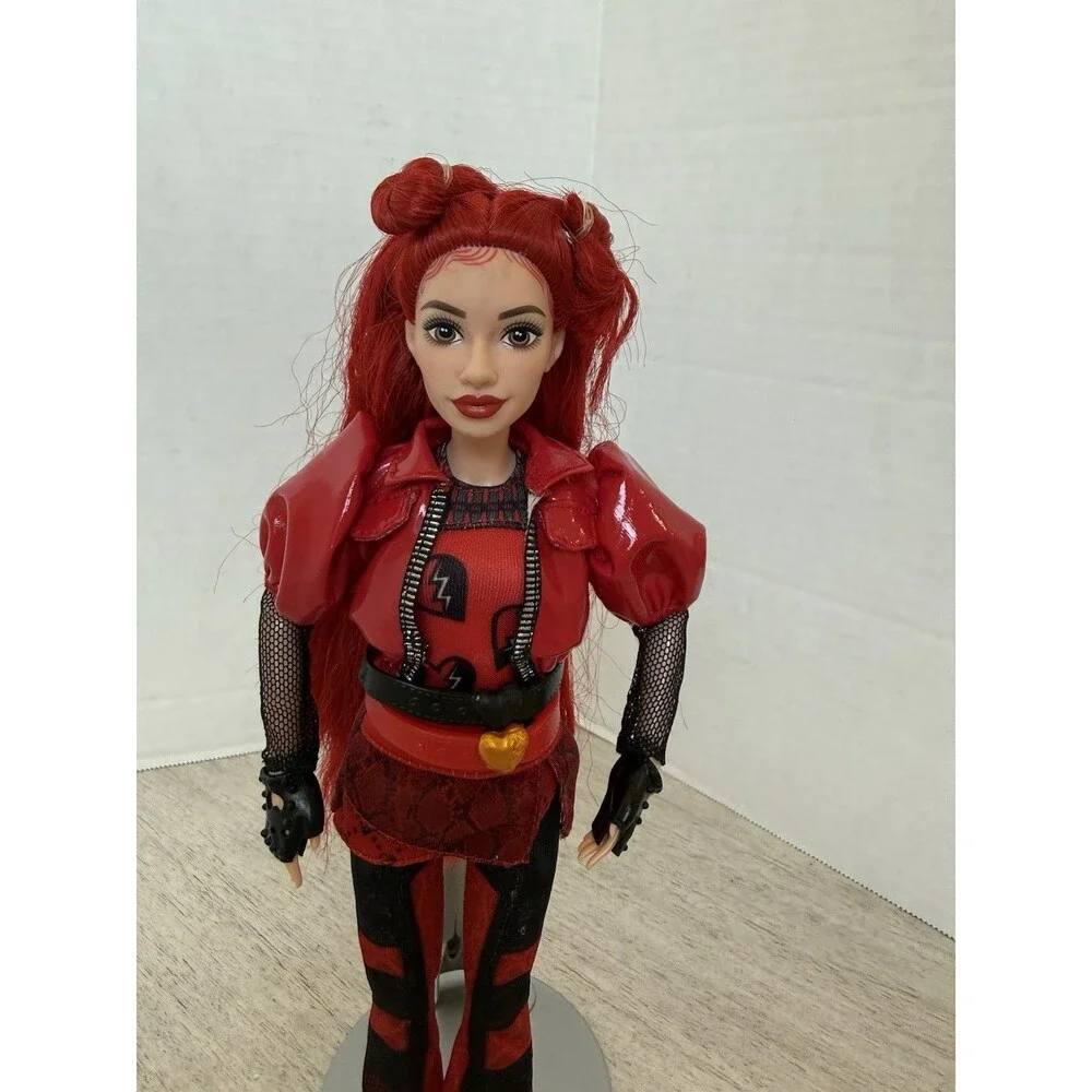 Disney Descendants Doll Rise of Red Daughter of Queen of Hearts 11” & Doll Stand